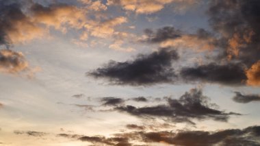 Gün doğumu ya da günbatımı sıcak ve serin tonlarla dolu. Sahne bulutlara hükmediyordu. Koyu ağır ağır kütleler gri ve mavi diğerleri ise aşağıdan parlayan altın ve turuncu ışıkla aydınlatılır.
