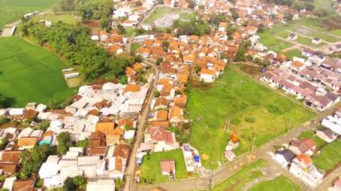 Hava Videosu. Bandung, Batı Java ve Endonezya 'nın kırsal kesimlerinde. Kırsal alanda pirinç tarlaları, vadiler ve yerleşim alanları görülüyor. 4K çözünürlüklü görüntü 30 fps