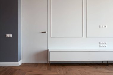 Büyük dolabın içinde şık ve konforlu ev iç