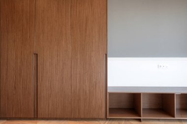 Büyük dolabın içinde şık ve konforlu ev iç