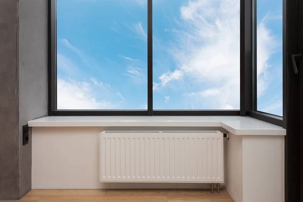 Witte Radiator Verwarming Met Afstelvoetje Voor Opwarming Van Aarde Woonkamer — Stockfoto