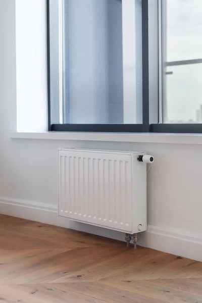 Witte Radiator Verwarming Met Afstelvoetje Voor Opwarming Van Aarde Woonkamer — Stockfoto