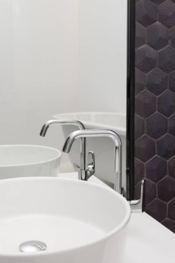 Banyo iç beyaz lavabo ve büyük ayna ile unsuru. Yeni lavabo ve siyah kiremit. 