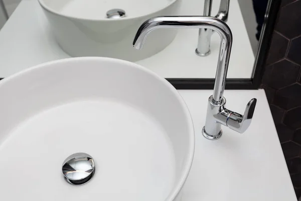 白い洗面台 大きな鏡付きのバスルームのインテリアの要素 新しい洗面台と黒六角形タイル タイル — ストック写真