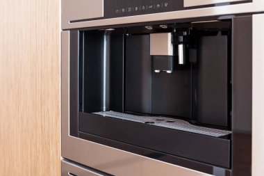 Çağdaş mutfak ile kahve makinesi içinde inşa