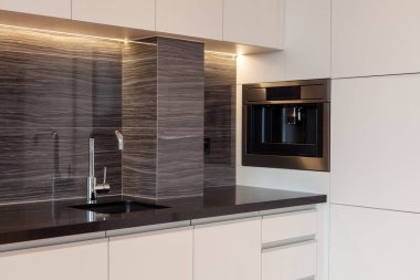 Yeni modern mutfak yapılı içinde fırın ve krom musluk suyu. LED ahşap aydınlatma