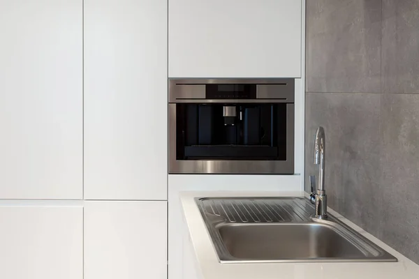 Новая Современная Белая Кухня Встроенной Духовкой Хромированным Краном Воды — стоковое фото