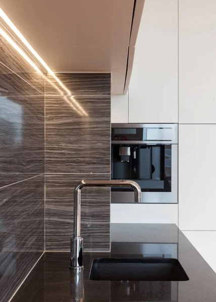 新的现代化厨房 内置烤箱和铬水水龙头 Led 台面照明 — 图库照片