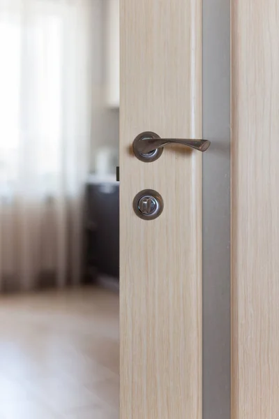 Puerta Madera Con Mango Metálico Abierta Habitación Vacía —  Fotos de Stock