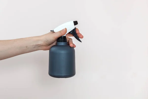 Menina Segurar Spray Para Flores Sua Mão Fundo Leve — Fotografia de Stock