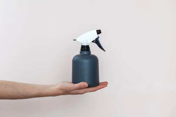 Menina Segurar Spray Para Flores Sua Mão Fundo Leve — Fotografia de Stock