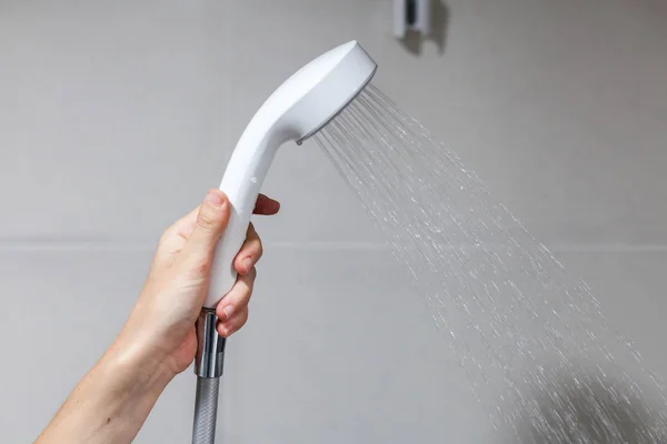 Hausfrau Hält Reinigungsmittel Der Hand Und Schließt Regenduschkopf Badezimmer — Stockfoto