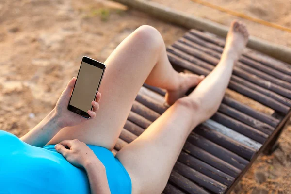 Mujer Joven Leyendo Libro Playa Una Chica Traje Baño Yace —  Fotos de Stock