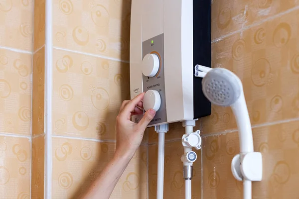 Close Mãos Definir Temperatura Água Caldeira Elétrica Casa Banho — Fotografia de Stock