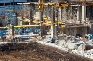 Büyük bir çok katlı ticari bina inşaatı. Çimento ve Beton Kalıp dökme ve armatür ipe sitesinde Tulum, inşaatçılar eser.