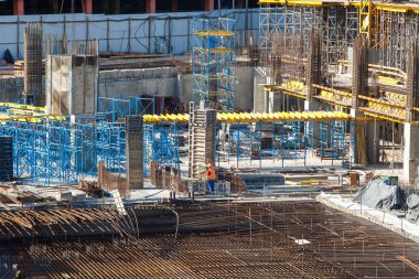Büyük bir çok katlı ticari bina inşaatı. Çimento ve Beton Kalıp dökme ve armatür ipe sitesinde Tulum, inşaatçılar eser.