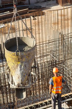 Büyük bir ticari yapı inşaatı. İnşaat işçisi hazır dolgu kalıp çimento ve beton üzerinde ilişkili takviye tarafından