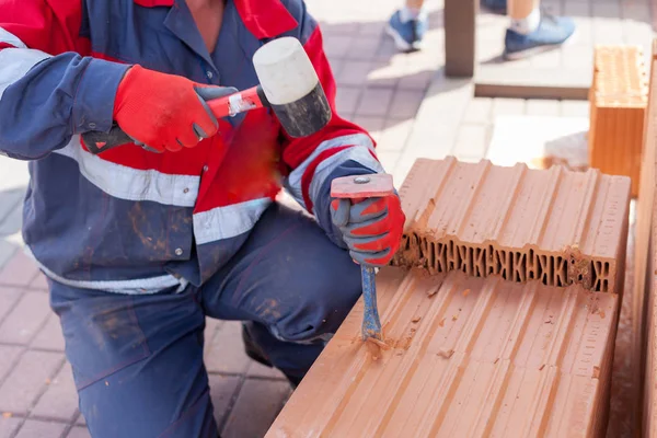 Byggande Arbete Använda Mejsel För Att Bryta Tegelstenar — Stockfoto