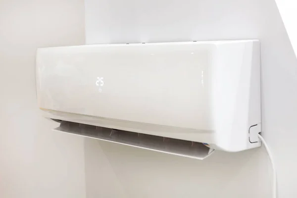 Weiße Klimaanlage Einer Wand Mit Temperaturanzeige Nahaufnahme — Stockfoto