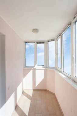 Yeni boş modern parlak lodge veya çerçeve, pastel pembe duvar, temiz pencere eşiği ve mavi huzurlu sabah gökyüzü ile balkon dikey fotoğraf
