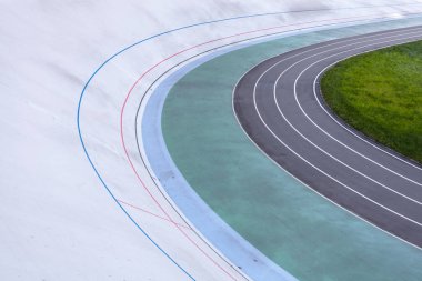 Etkinlik, atletizm kavramı. Yeni boş modern bisiklet asfalt parça spor oynamak çok renkli yolları ile açık havada yüksek açı üstten görünüm kırpılmış fotoğrafı