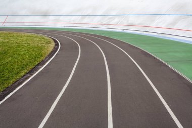 Atletizm kavramı. Yüksek açı üstten görünüm yeni modern kamu bisiklet parça veya yarış pisti açık hava hızı renkli Pazar asfalt yol üzerinde çalıştırmak için yeşil çim ile fotoğraf kırpılmış