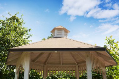 Beautiful beyaz bahçe çardak veya pavyon çatı detay inşaat altında tasarlanmış