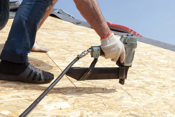 Trabajador Constructor Techos Con Pistola Clavos Instalando Oriented Strand Board —  Fotos de Stock