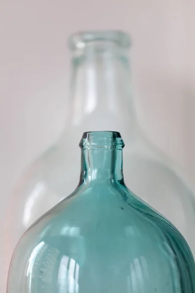 Обрезанное Вертикальное Крупным Планом Фото Двух Старых Голубых Бутылок Белом — стоковое фото