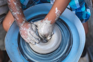 Küçük çocuk oturup kapalı çalışma alanının en iyi düz yatıyordu görünümü fotoğraf yukarıda yüksek açı yapmak yemekleri veya süreci zevk sofra