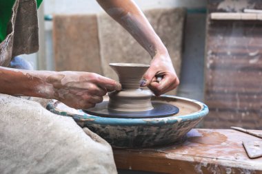 Ana sınıfı kavramı. Profil yan görünüm fotoğrafı o çalışma alanı kesme küçük kil bardaktan dairesel balina beceri kullanma içinde oturup onun iş giysisi içinde profesyonel meslek Lady