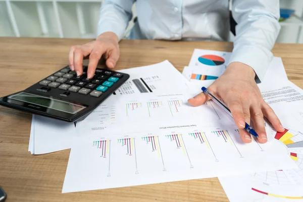 Beschnitten Intelligente Dame Ihrer Formalbekleidung Sitzt Sie Hinter Schreibtisch Hellen — Stockfoto