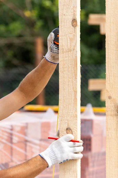 Närbild Beskurna Vertikala Foto Workman Hålla Plankan Styrelsen Händerna Mätning — Stockfoto