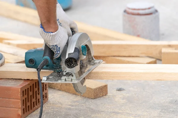 Close Cropped Photo Adult Unrecognizable Professional Using Electric Saw Build — Stock Photo, Image