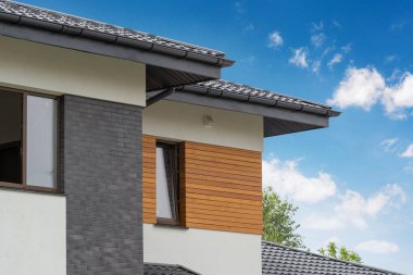 Güzel dış fotoğraf ve kaç daire ve düz Oda büyük pencereler ve taş ahşap unsurlar üzerinde güzel gökyüzü beyaz duvara yeni ev rahatlık