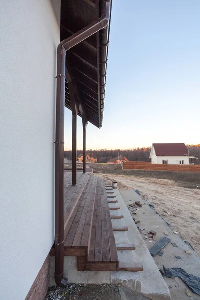 Modern Kahverengi Yağmur Oluk Boru Beyaz Duvar Yeni Rahat House — Stok fotoğraf