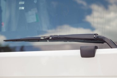 Kırpılan fotoğrafı tek siyah silecek kadar modern otomotiv cam üzerinde kapatın