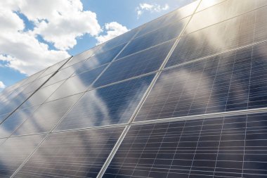 Yan görünümü fotoğraf güneş enerjisi ekipman mavi huzurlu gökyüzü arka plan üzerinde Kapat