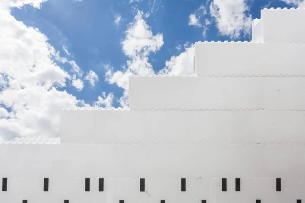 Foto Pared Polímero Espuma Poliestireno Incompleta Contra Hermoso Cielo Azul — Foto de Stock