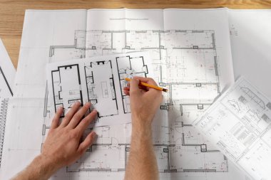 Akıllı concentrsted meşgul adam elleriyle kalem sit meşgul masasında üstten görünüm kırpılmış fotoğrafı yukarıda yüksek açı oluşturmak yeni alan boş üzerinde