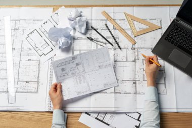 Üstten görünüm yukarıda yüksek açı o oturmak masa başında iş istasyonu onay bilgileri kağıt boş veya belge oluşturma konusunda onun formal giyim zeki profesyonel Bayan kırpılmış