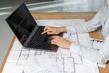 Profil yan görünümü fotoğraf kırpılmış emin odaklı Lady klavye pc gadget yazarak çalışma alanı'ndaki masada oturup onun resmi kıyafeti gömlekli