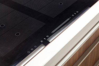 Üst yukarıda yüksek açı pahalı iç elektrikli soba öğenin görünümünü kapat