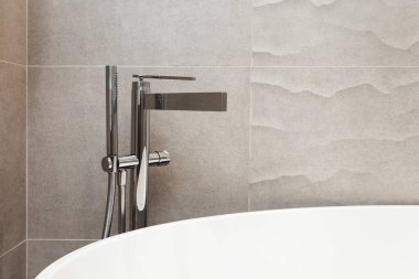 Lüks iç unsuru fotoğrafını ekrana kapatın. Metal su dokunun gri karo seramik karşı