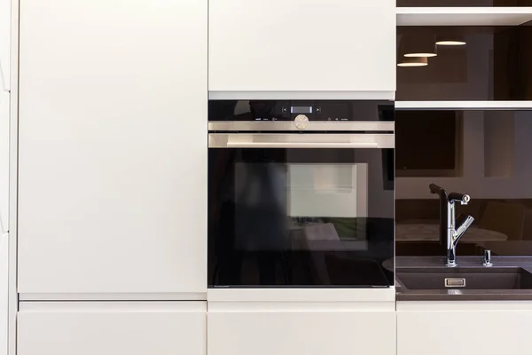 Çelik Dokunun Elektrikli Fırın Yeni Beyaz Mobilya Mutfak Pahalı Fotoğrafı — Stok fotoğraf
