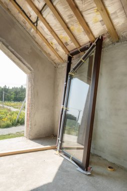 Yeni ve büyük plastik pencere bitmemiş evinde kurulum için hazır dikey fotoğraf