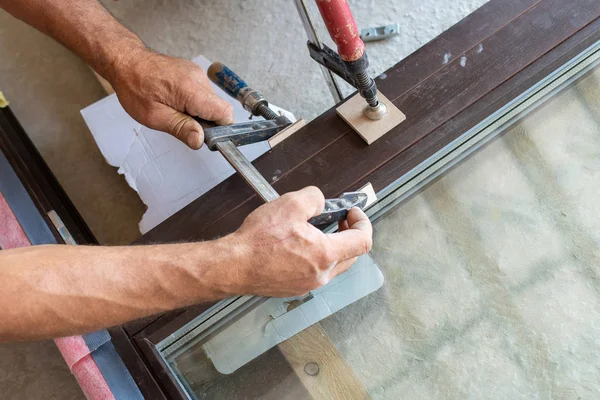 Erwachsener Arbeiter Mit Beschlagklemme Zusammenpressen Und Fensterrahmen Zusammendrücken — Stockfoto