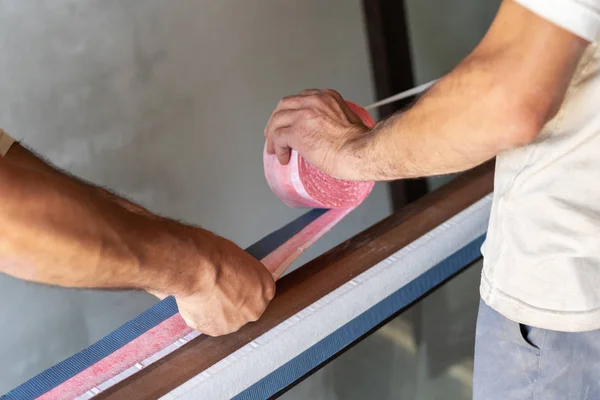 Recortado Foto Cerca Dos Trabajador Adulto Sosteniendo Rollo Con Cinta — Foto de Stock