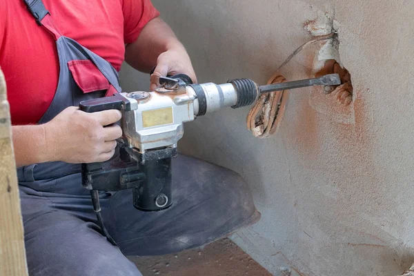 Cropped Photo Mature Laborer Man Using Heavy Hammer Perforated Hole — Stock Photo, Image