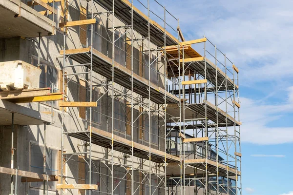 Foto Von Der Wand Unfertiges Haus Mit Eisenelementen Auf Gerüsten — Stockfoto